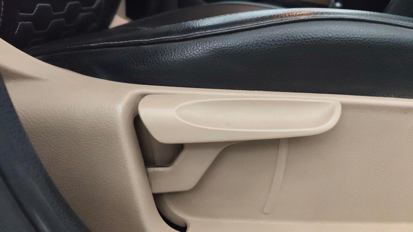 2018 Volkswagen Ameo HIGHLINE PLUS 1.5L AT 16 ALLOY, Diesel, Automatic, 1,08,246 km, Driver Side Adjustment Panel