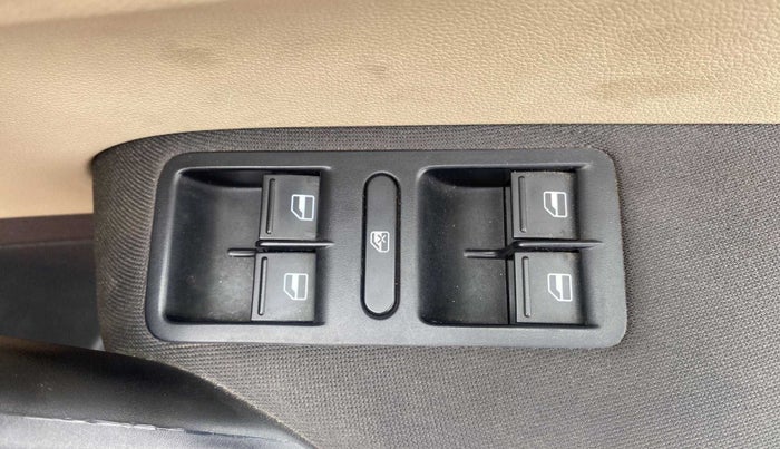 2014 Volkswagen Polo HIGHLINE1.5L, Diesel, Manual, 91,954 km, Right front window switch / handle - Minor damage