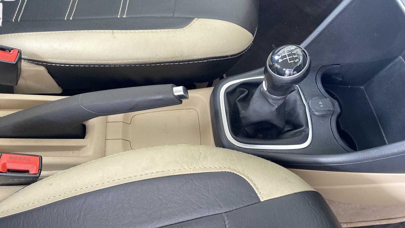 2017 Volkswagen Ameo HIGHLINE1.2L PLUS 16 ALLOY, Petrol, Manual, 1,01,291 km, Gear Lever