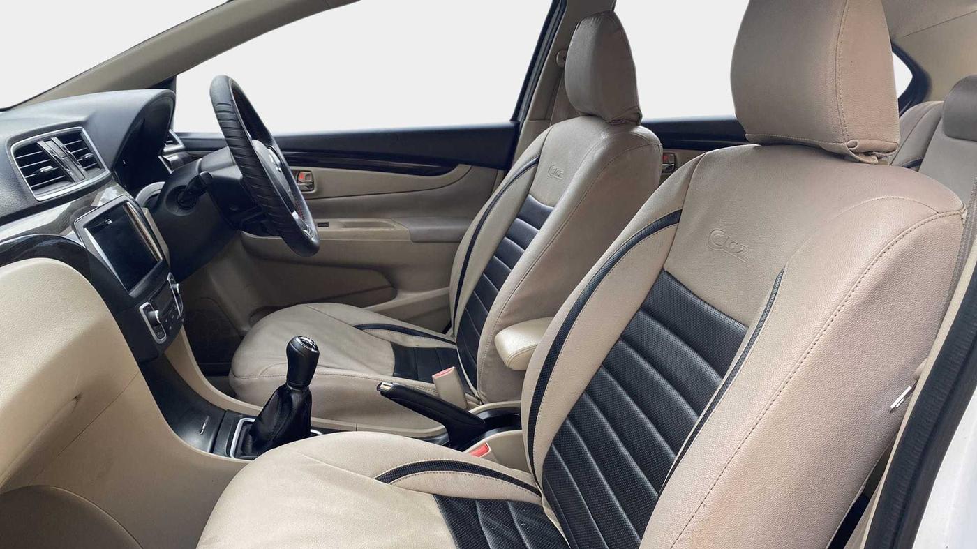 2016 Maruti Ciaz ZXI+, Petrol, Manual, 68,083 km, Right Side Front Door Cabin