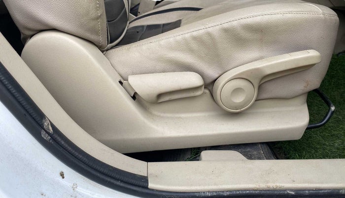 2016 Maruti Ciaz ZXI+, Petrol, Manual, 68,083 km, Driver Side Adjustment Panel