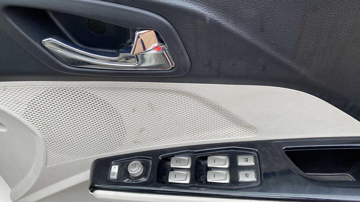 2021 Mahindra XUV300 W8 (O) 1.5 DIESEL AMT, Diesel, Automatic, 43,670 km, Driver Side Door Panels Control