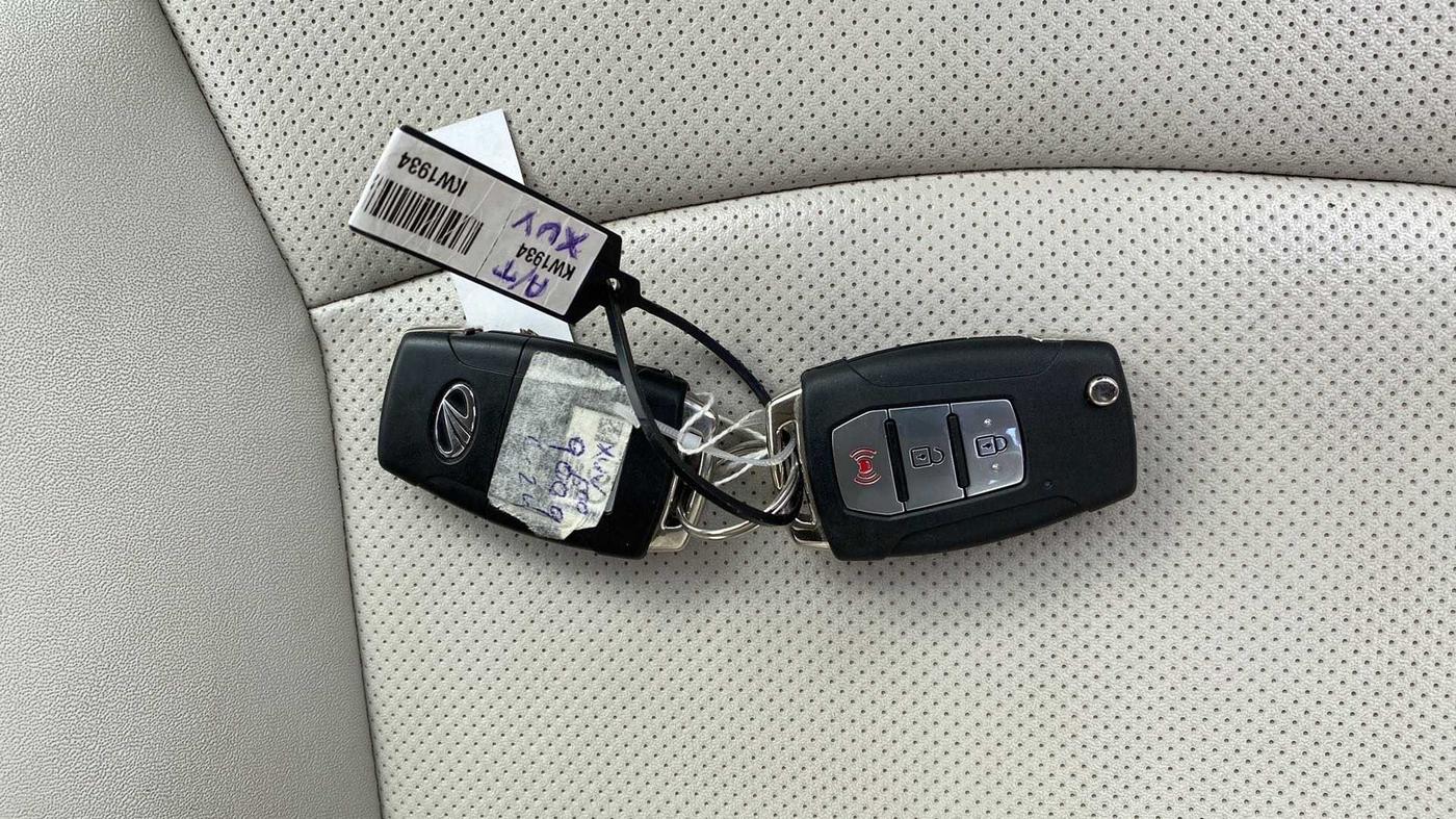 2021 Mahindra XUV300 W8 (O) 1.5 DIESEL AMT, Diesel, Automatic, 43,670 km, Key Close Up