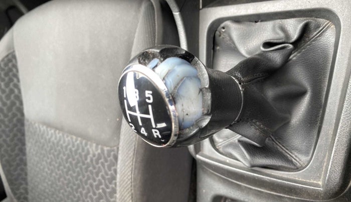 2017 Maruti Vitara Brezza ZDI PLUS DUAL TONE, Diesel, Manual, 74,444 km, Gear lever - Boot cover slightly torn