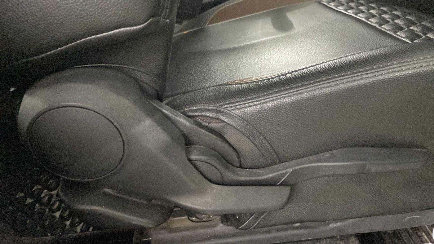 2022 Maruti BREZZA ZXI SMART HYBRID , Petrol, Manual, 17,103 km, Driver Side Adjustment Panel