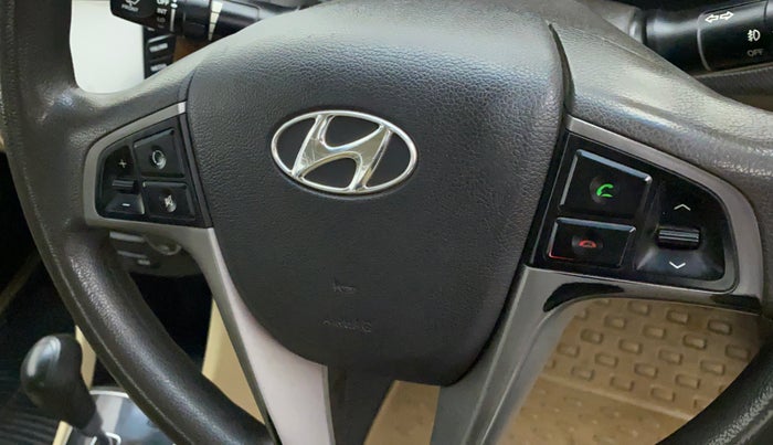 2016 Hyundai Verna 1.6 VTVT SX AT, Petrol, Automatic, 1,13,363 km, Steering wheel - Sound system control not functional