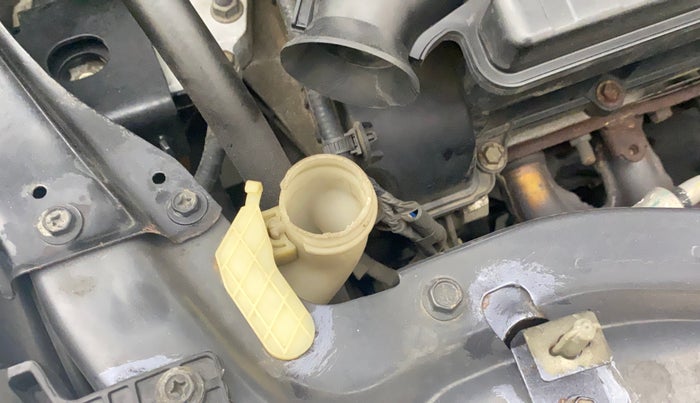 2017 Maruti Swift VXI, Petrol, Manual, 1,00,526 km, Front windshield - Wiper bottle cap missing