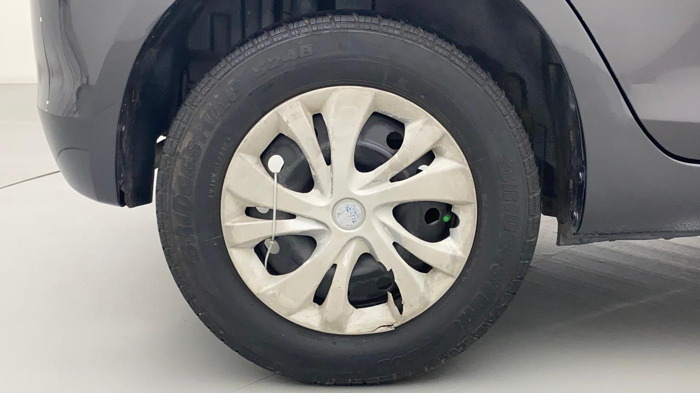 2017 Maruti Swift VXI, Petrol, Manual, 1,00,526 km, Right Rear Wheel