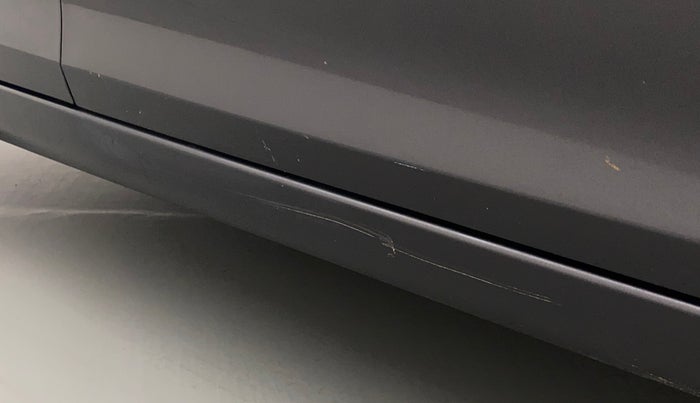 2017 Maruti Swift VXI, Petrol, Manual, 1,00,526 km, Right running board - Minor scratches