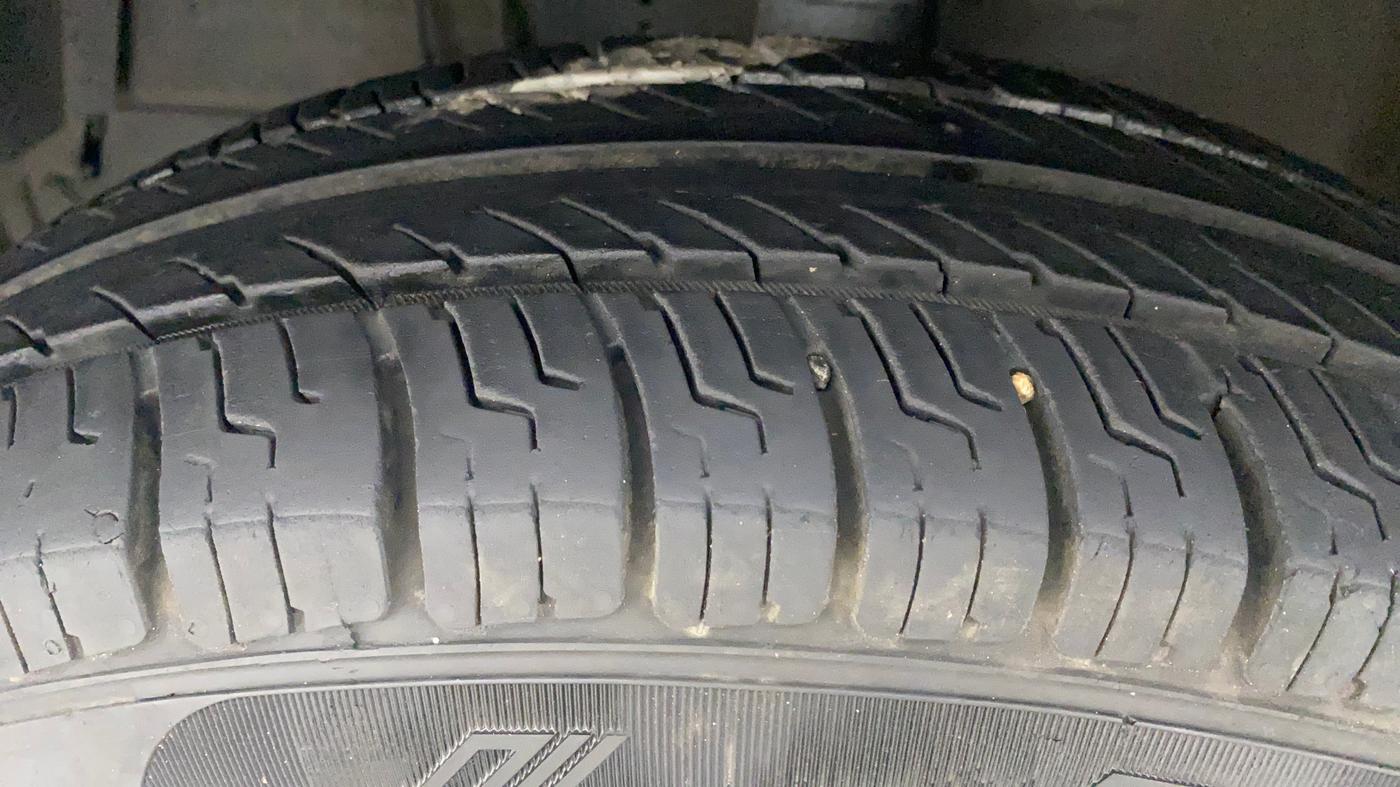 2017 Maruti Swift VXI, Petrol, Manual, 1,00,526 km, Left Front Tyre Tread