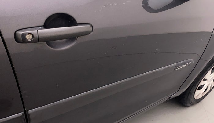 2017 Maruti Swift VXI, Petrol, Manual, 1,00,526 km, Driver-side door - Slightly dented
