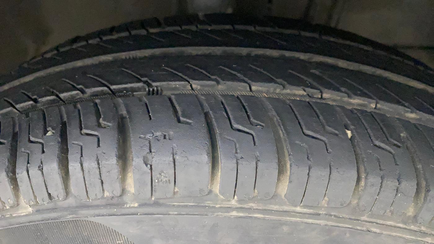 2017 Maruti Swift VXI, Petrol, Manual, 1,00,526 km, Right Front Tyre Tread