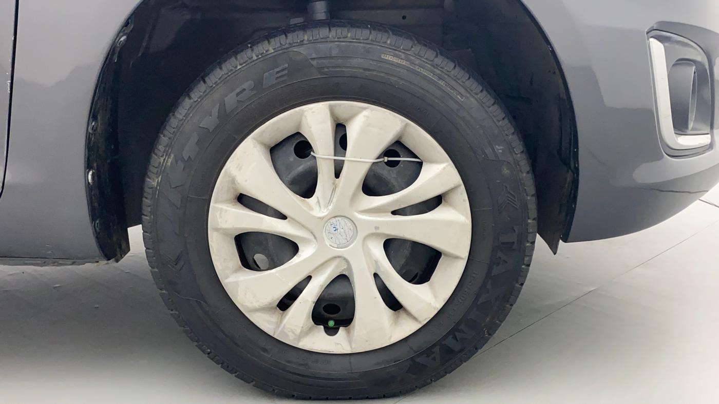 2017 Maruti Swift VXI, Petrol, Manual, 1,00,526 km, Right Front Wheel