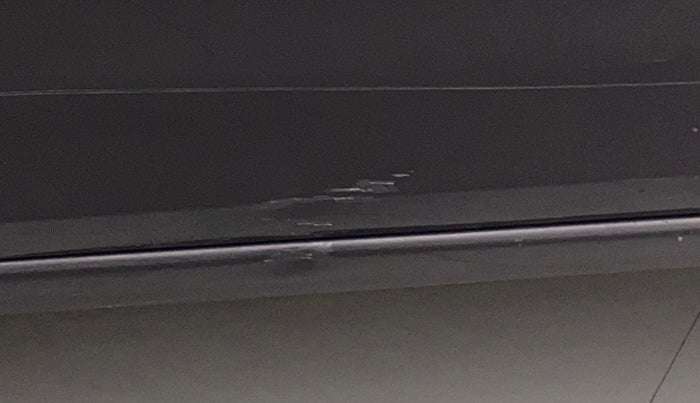 2017 Maruti Swift VXI, Petrol, Manual, 1,00,526 km, Front passenger door - Slightly dented