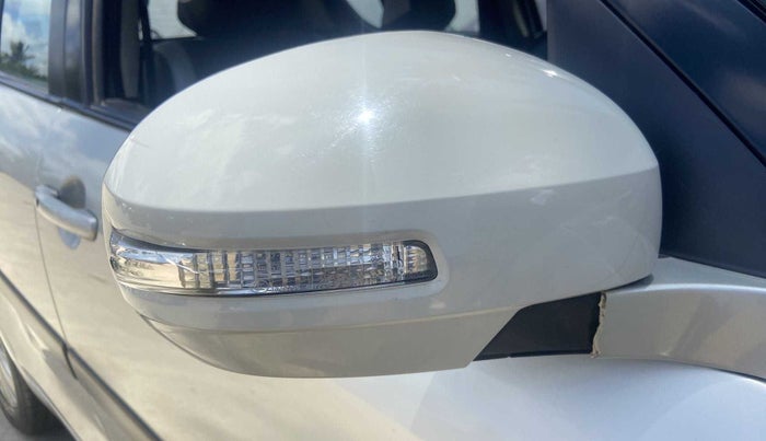 2016 Maruti Swift ZXI, Petrol, Manual, 43,946 km, Right rear-view mirror - Cover has minor damage
