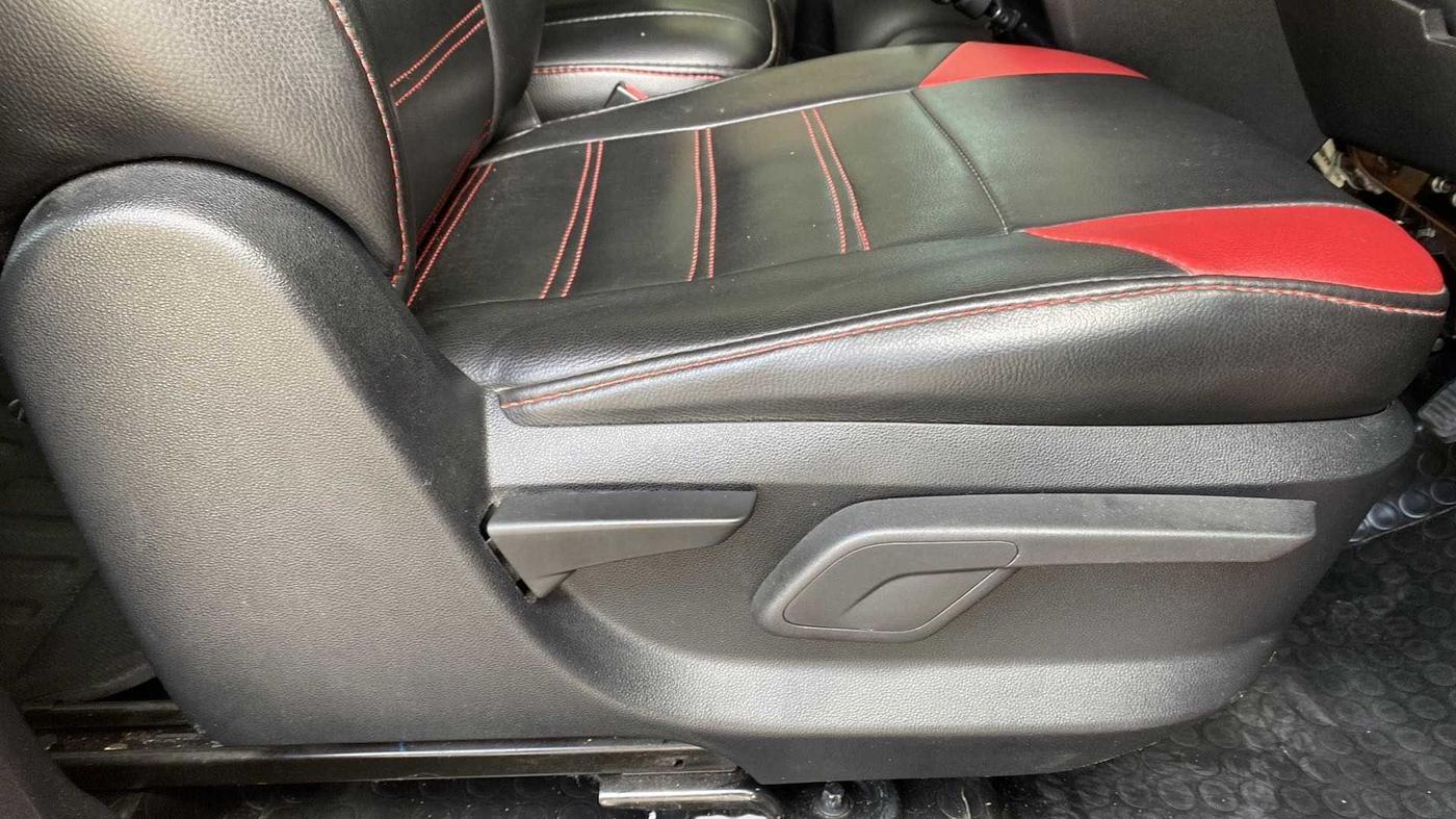 2018 Mahindra KUV 100 NXT K8 P 6 STR, Petrol, Manual, 32,163 km, Driver Side Adjustment Panel