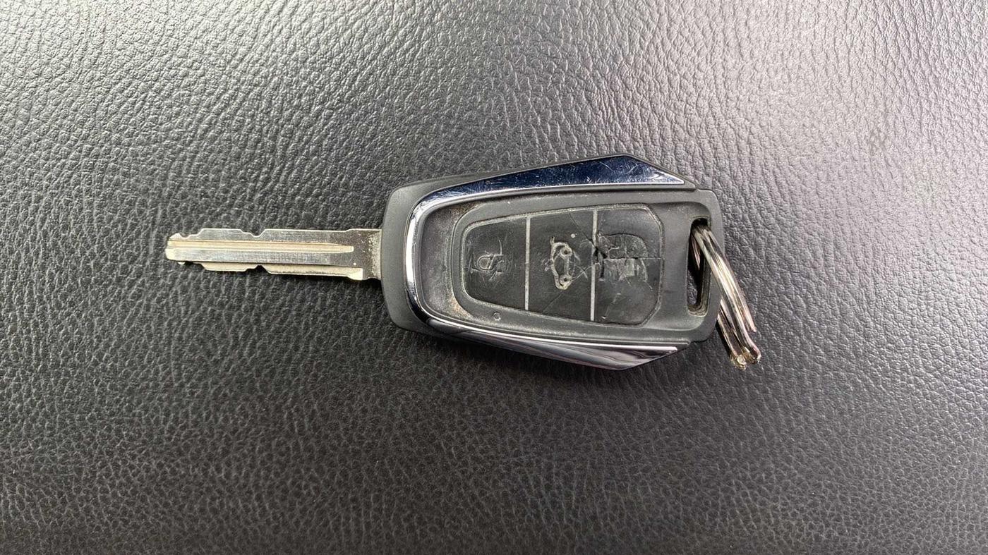 2018 Mahindra KUV 100 NXT K8 P 6 STR, Petrol, Manual, 32,163 km, Key Close Up