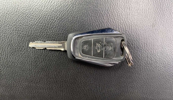 2018 Mahindra KUV 100 NXT K8 P 6 STR, Petrol, Manual, 32,163 km, Key Close Up