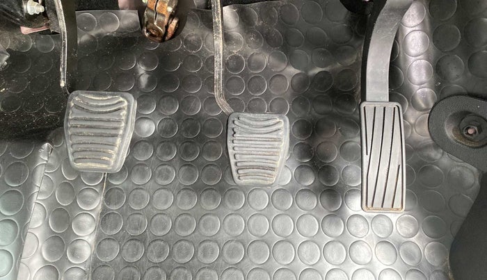 2018 Mahindra KUV 100 NXT K8 P 6 STR, Petrol, Manual, 32,163 km, Pedals