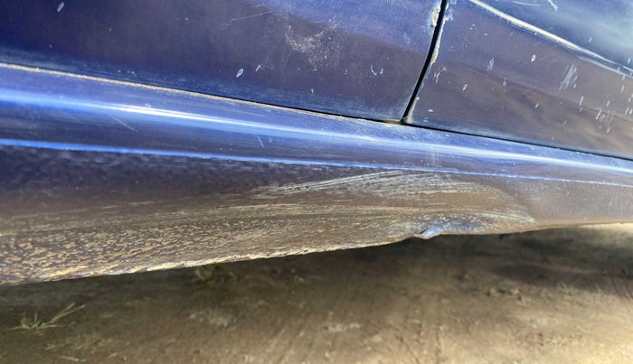 2013 Volkswagen Vento HIGHLINE DIESEL 1.6, Diesel, Manual, 1,10,572 km, Right running board - Slightly dented
