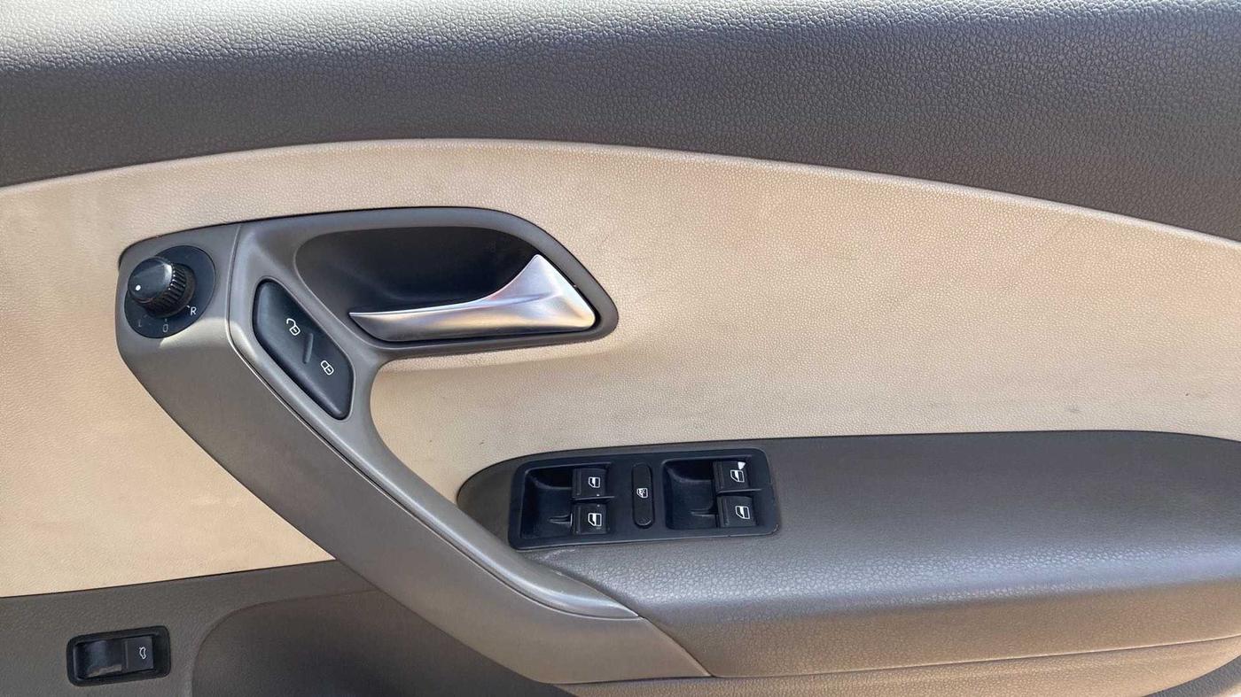 2013 Volkswagen Vento HIGHLINE DIESEL 1.6, Diesel, Manual, 1,10,572 km, Driver Side Door Panels Control