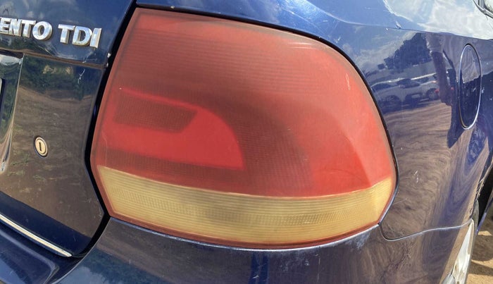 2013 Volkswagen Vento HIGHLINE DIESEL 1.6, Diesel, Manual, 1,10,572 km, Right tail light - Faded