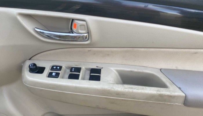 2017 Maruti Ciaz DELTA DIESEL 1.3, Diesel, Manual, 1,02,566 km, Driver Side Door Panels Control