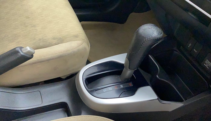 2017 Honda Jazz 1.2L I-VTEC V AT, Petrol, Automatic, 66,285 km, Gear lever - Knob cover torn