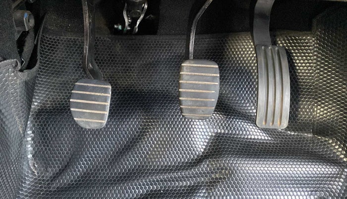 2017 Renault Duster RXE PETROL, Petrol, Manual, 25,781 km, Pedals