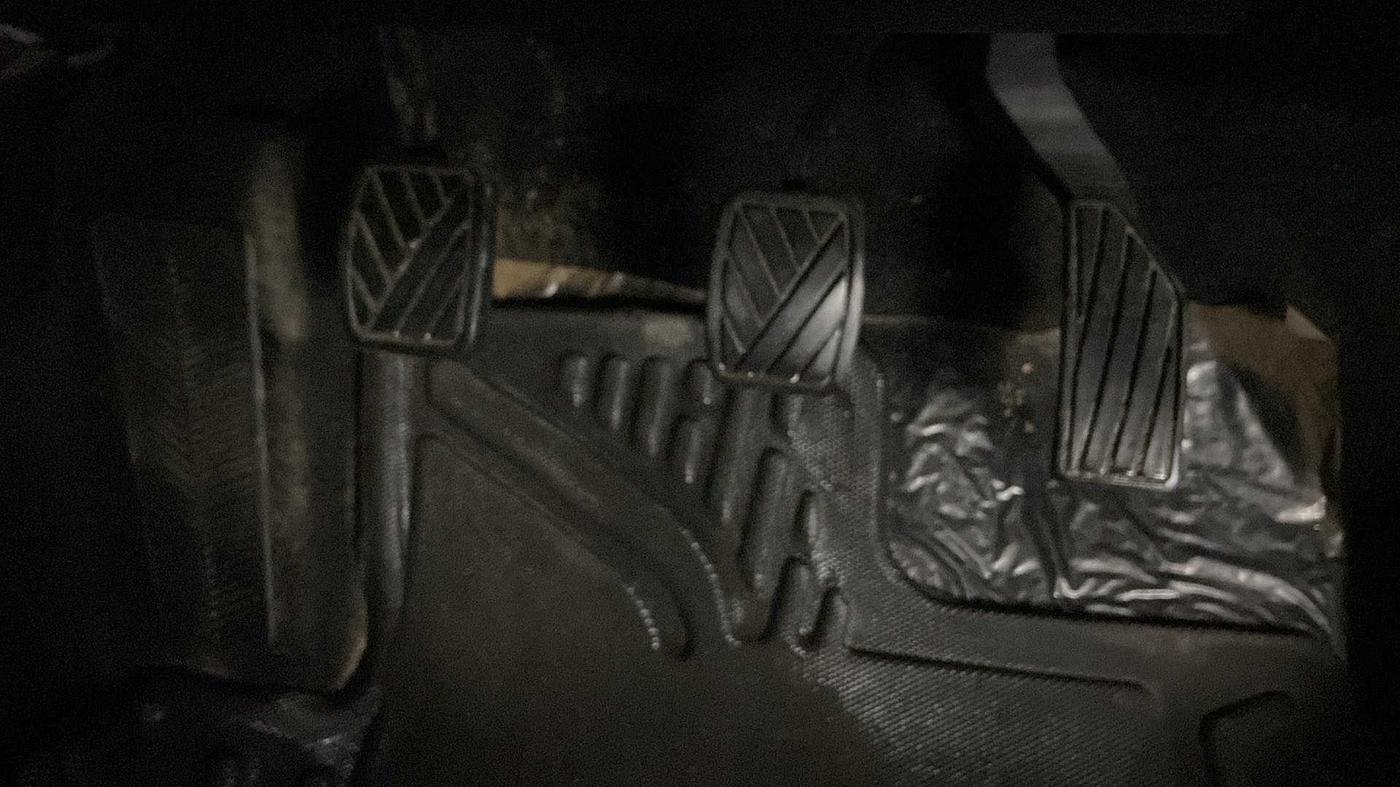 2022 Maruti BREZZA VXI SMART HYBRID, Petrol, Manual, 22,891 km, Pedals