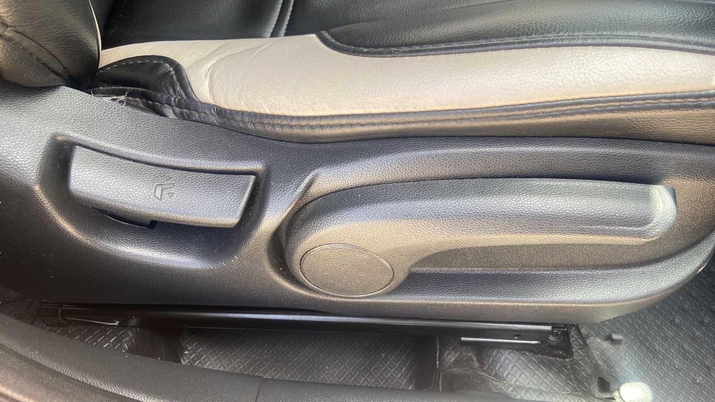 2016 Hyundai Elite i20 ASTA 1.2, Petrol, Manual, 74,013 km, Driver Side Adjustment Panel