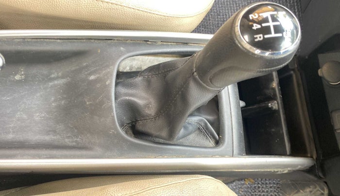 2017 Maruti Baleno DELTA PETROL 1.2, Petrol, Manual, 19,076 km, Gear lever - Boot cover slightly torn