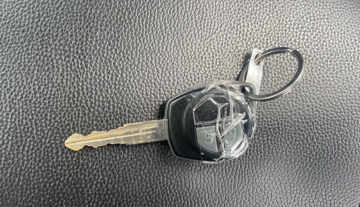2016 Maruti Swift VXI, Petrol, Manual, 63,411 km, Key Close Up