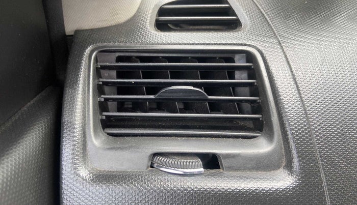 2016 Maruti Swift VXI, Petrol, Manual, 63,411 km, AC Unit - Front vent has minor damage
