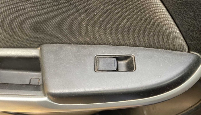 2018 Maruti Baleno DELTA PETROL 1.2, Petrol, Manual, 80,110 km, Left rear window switch / handle - Minor damage