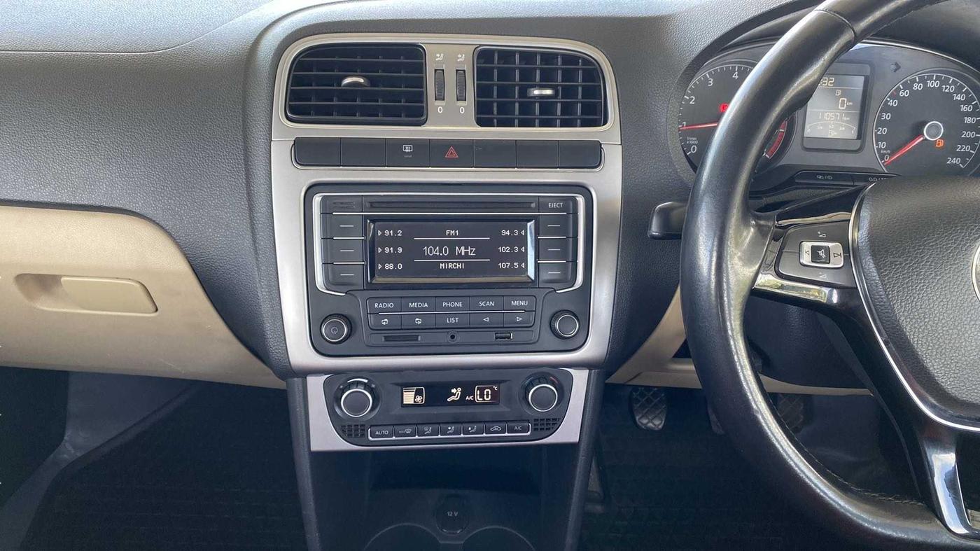 2014 Volkswagen Polo HIGHLINE1.2L, Petrol, Manual, 1,10,557 km, Air Conditioner