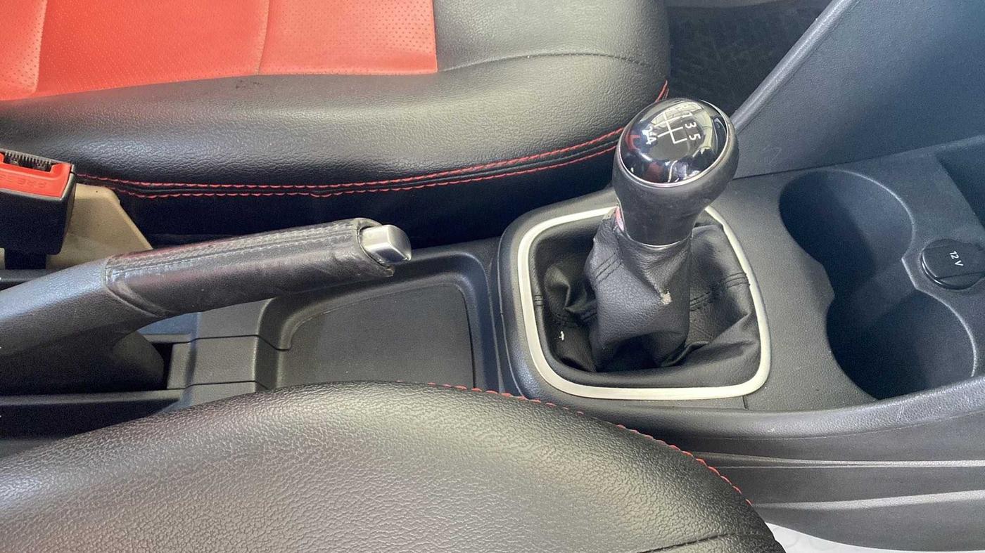 2014 Volkswagen Polo HIGHLINE1.2L, Petrol, Manual, 1,10,557 km, Gear Lever