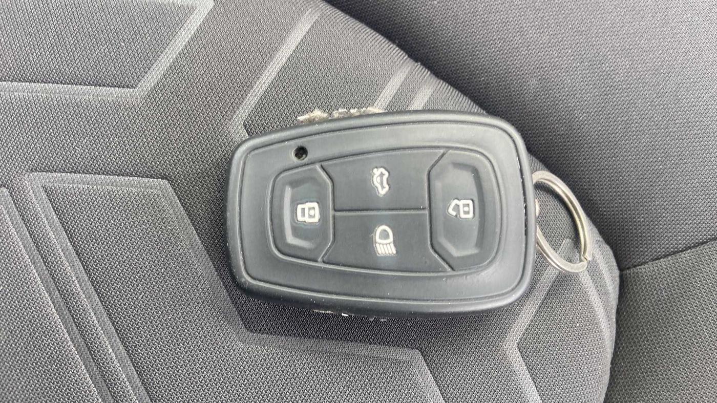 2020 Tata NEXON XZA PLUS PETROL DUAL TONE, Petrol, Automatic, 19,549 km, Key Close Up