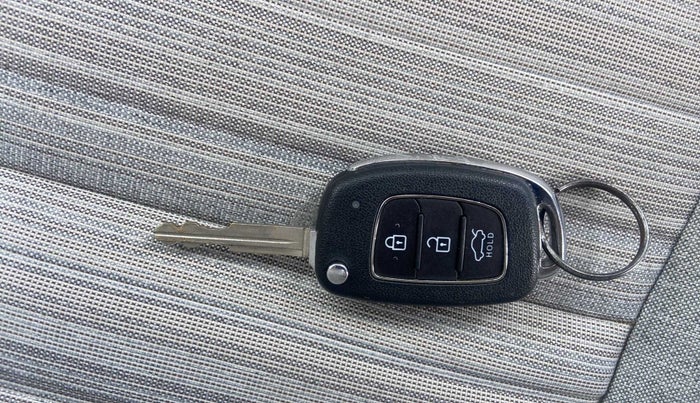 2020 Hyundai AURA S 1.2, Petrol, Manual, 21,742 km, Key Close Up