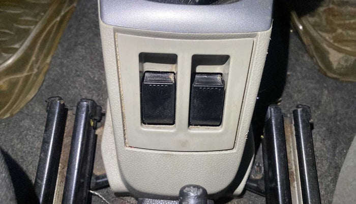 2015 Maruti Alto K10 VXI, Petrol, Manual, 47,281 km, Left front window switch / handle - Minor damage