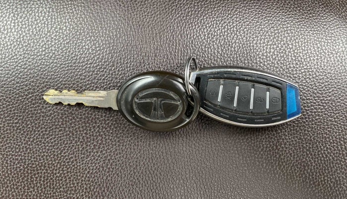 2017 Tata Tiago XE PETROL, Petrol, Manual, 33,353 km, Key Close Up