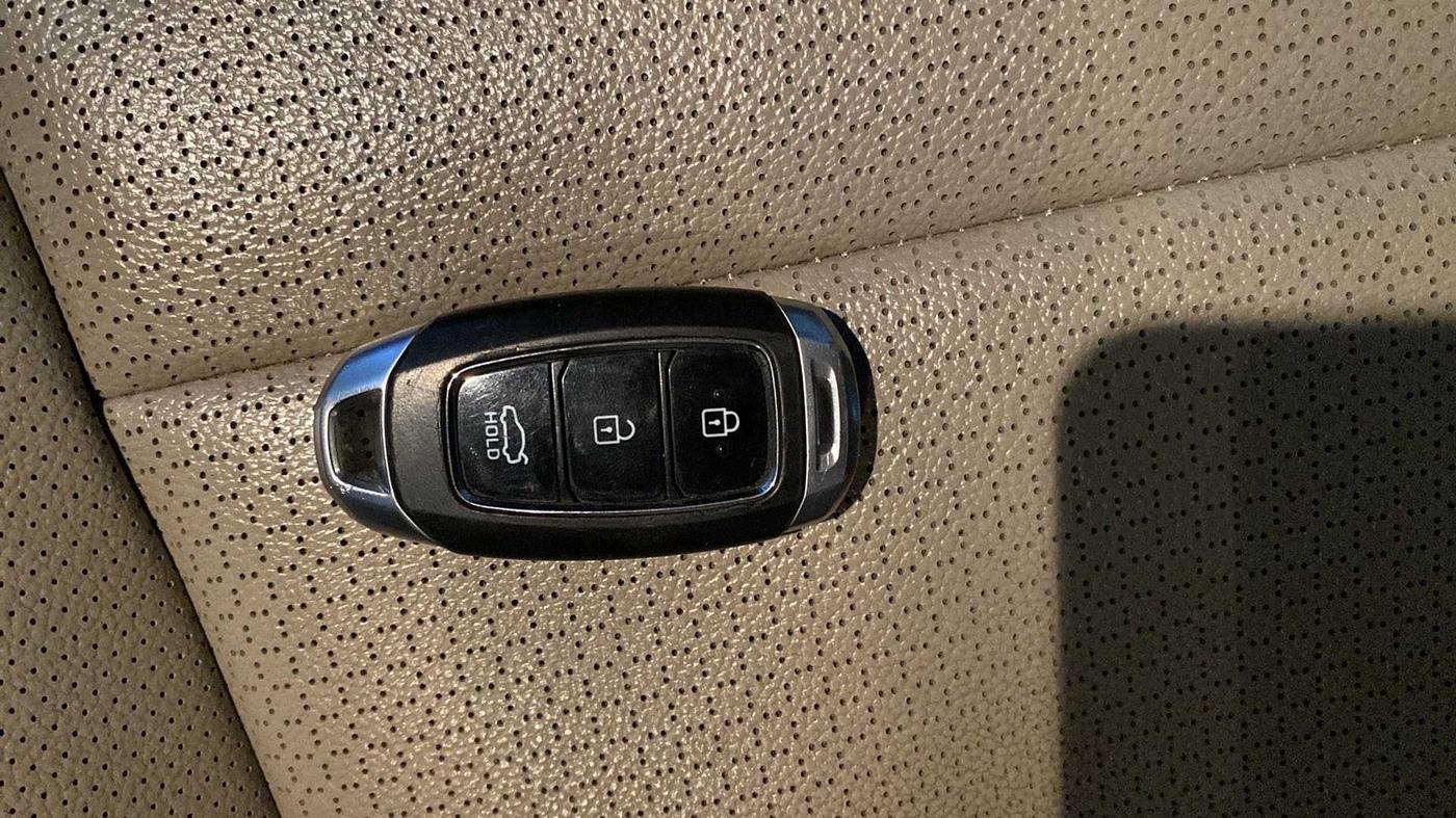 2017 Hyundai Verna 1.6 VTVT SX (O) AT, Petrol, Automatic, 43,605 km, Key Close Up