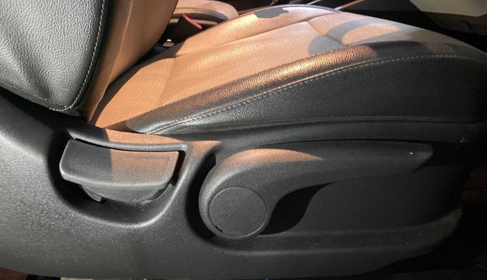 2017 Hyundai Verna 1.6 VTVT SX (O) AT, Petrol, Automatic, 43,605 km, Driver Side Adjustment Panel