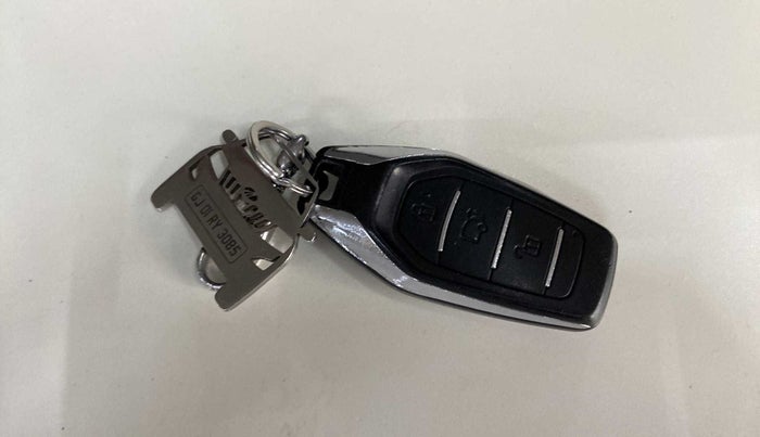 2017 Mahindra XUV500 W10 AT, Diesel, Automatic, 91,133 km, Key Close Up