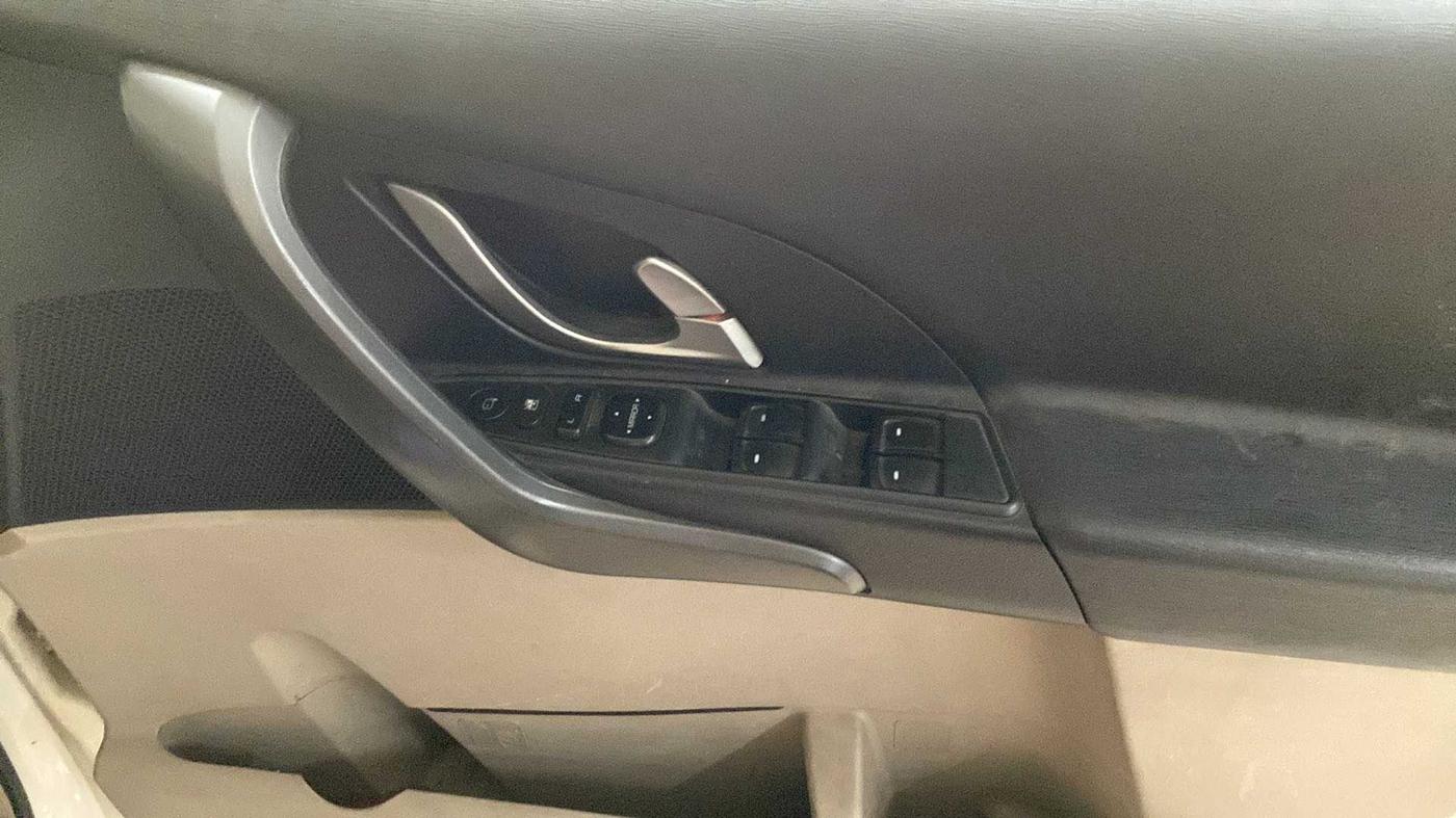 2017 Mahindra XUV500 W10 AT, Diesel, Automatic, 91,133 km, Driver Side Door Panels Control