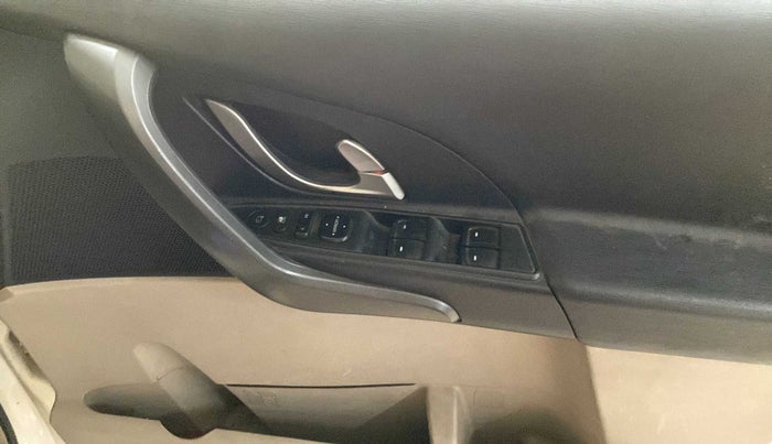 2017 Mahindra XUV500 W10 AT, Diesel, Automatic, 91,133 km, Driver Side Door Panels Control