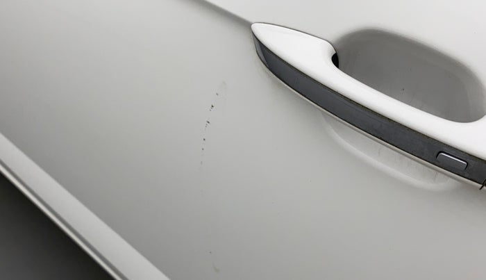 2022 Volkswagen VIRTUS HIGHLINE TSI 1.0 MT, Petrol, Manual, 22,715 km, Front passenger door - Minor scratches