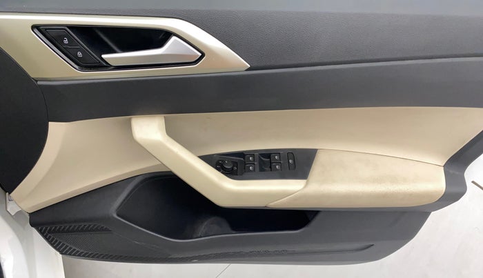 2022 Volkswagen VIRTUS HIGHLINE TSI 1.0 MT, Petrol, Manual, 22,715 km, Driver Side Door Panels Control