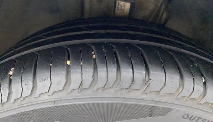 2022 Volkswagen VIRTUS HIGHLINE TSI 1.0 MT, Petrol, Manual, 22,715 km, Left Front Tyre Tread