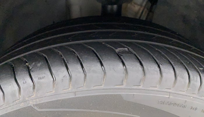 2022 Volkswagen TAIGUN TOPLINE 1.0 TSI MT, Petrol, Manual, 16,290 km, Left Front Tyre Tread